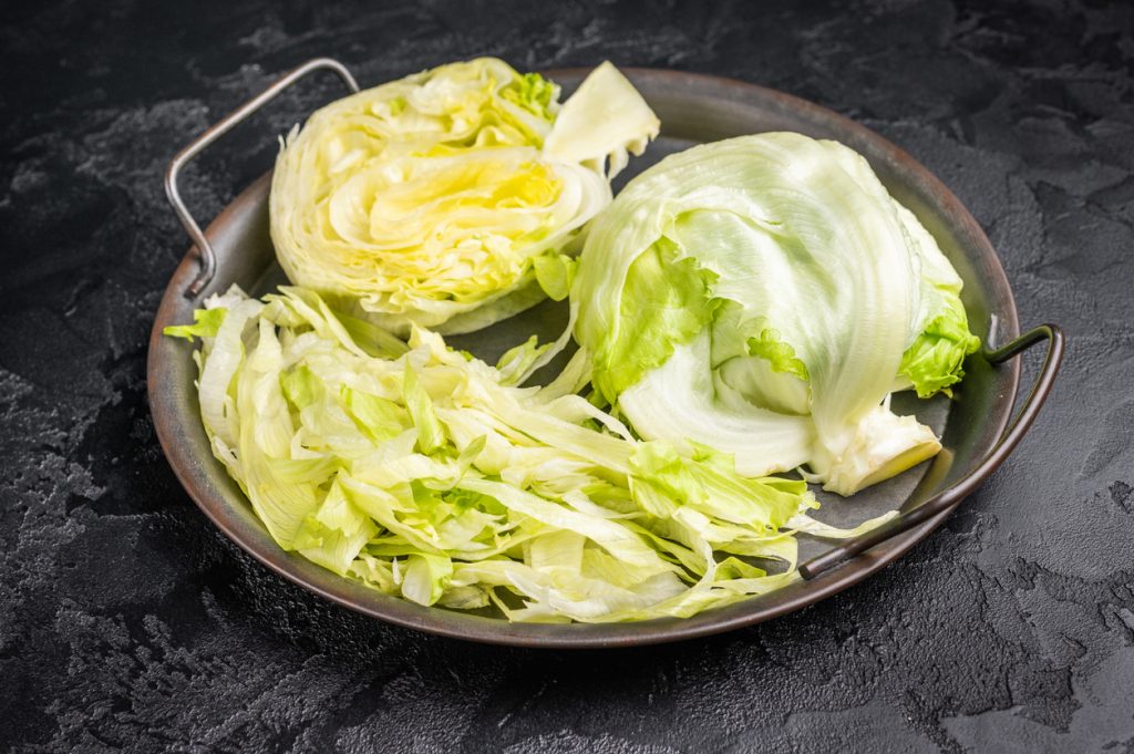 Mehrere ganze Eisbergsalatköpfe in enger Nahaufnahme.