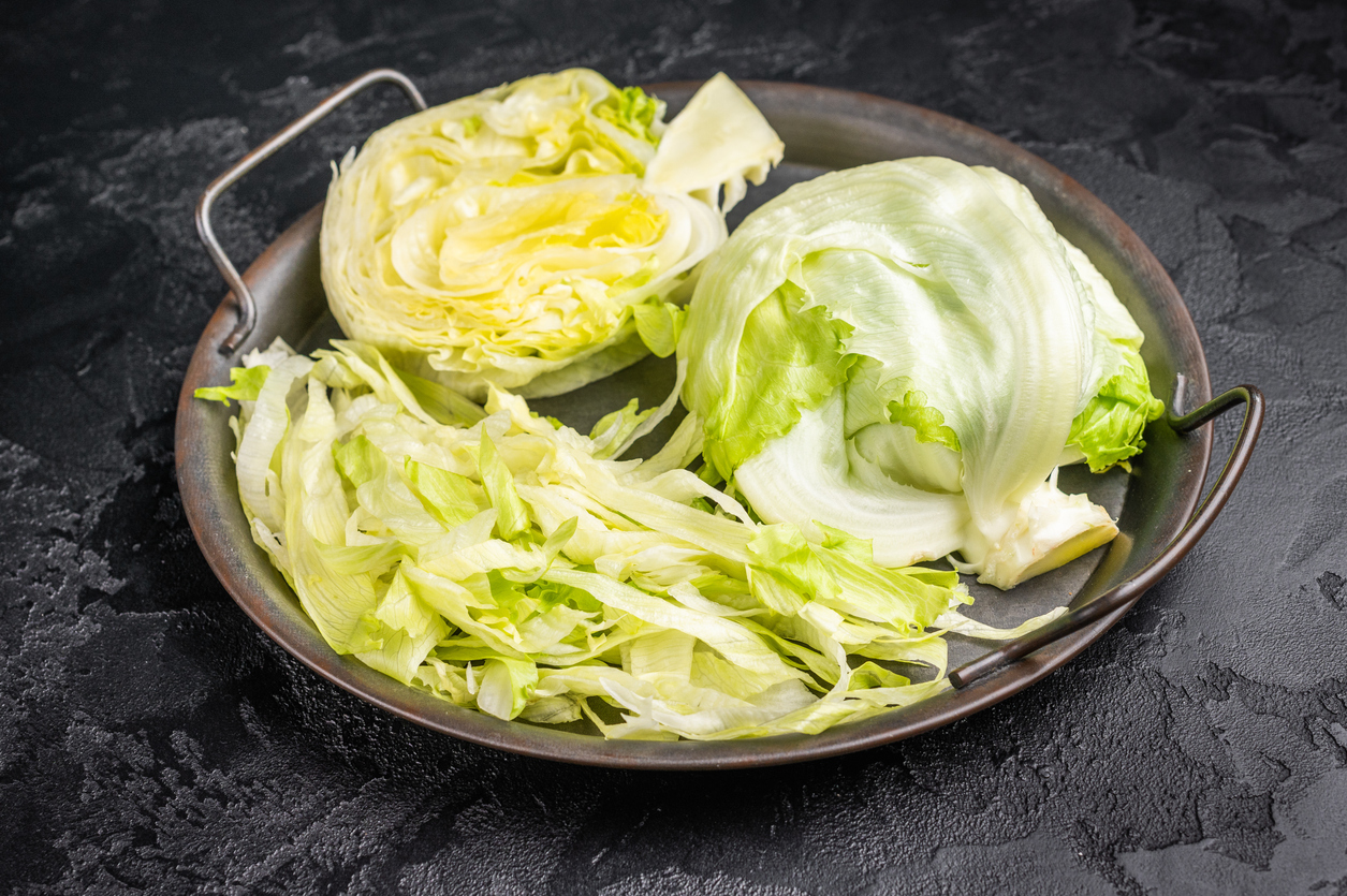 Mehrere ganze Eisbergsalatköpfe in enger Nahaufnahme.