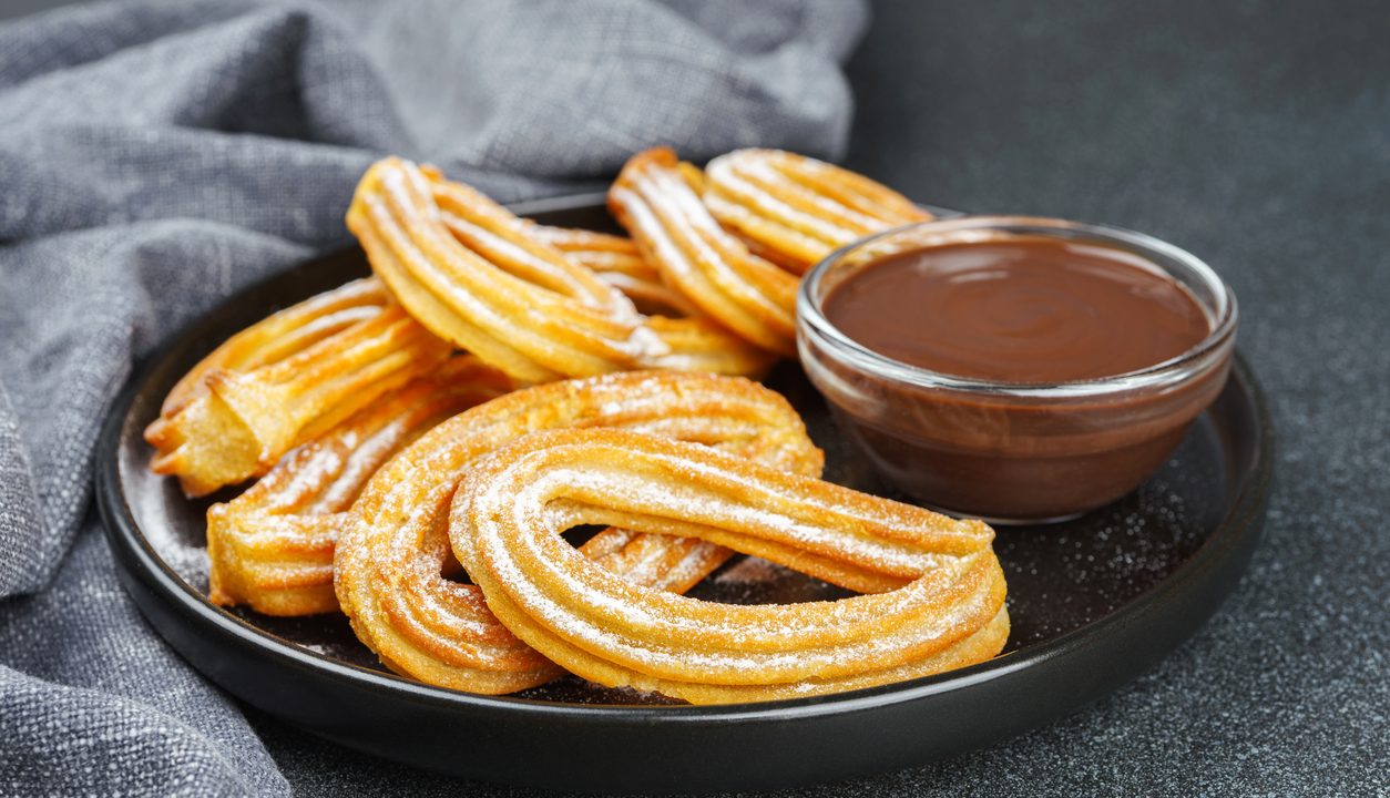 Churros mit Schokosauce: So gelingt der süße Snack besonders gut