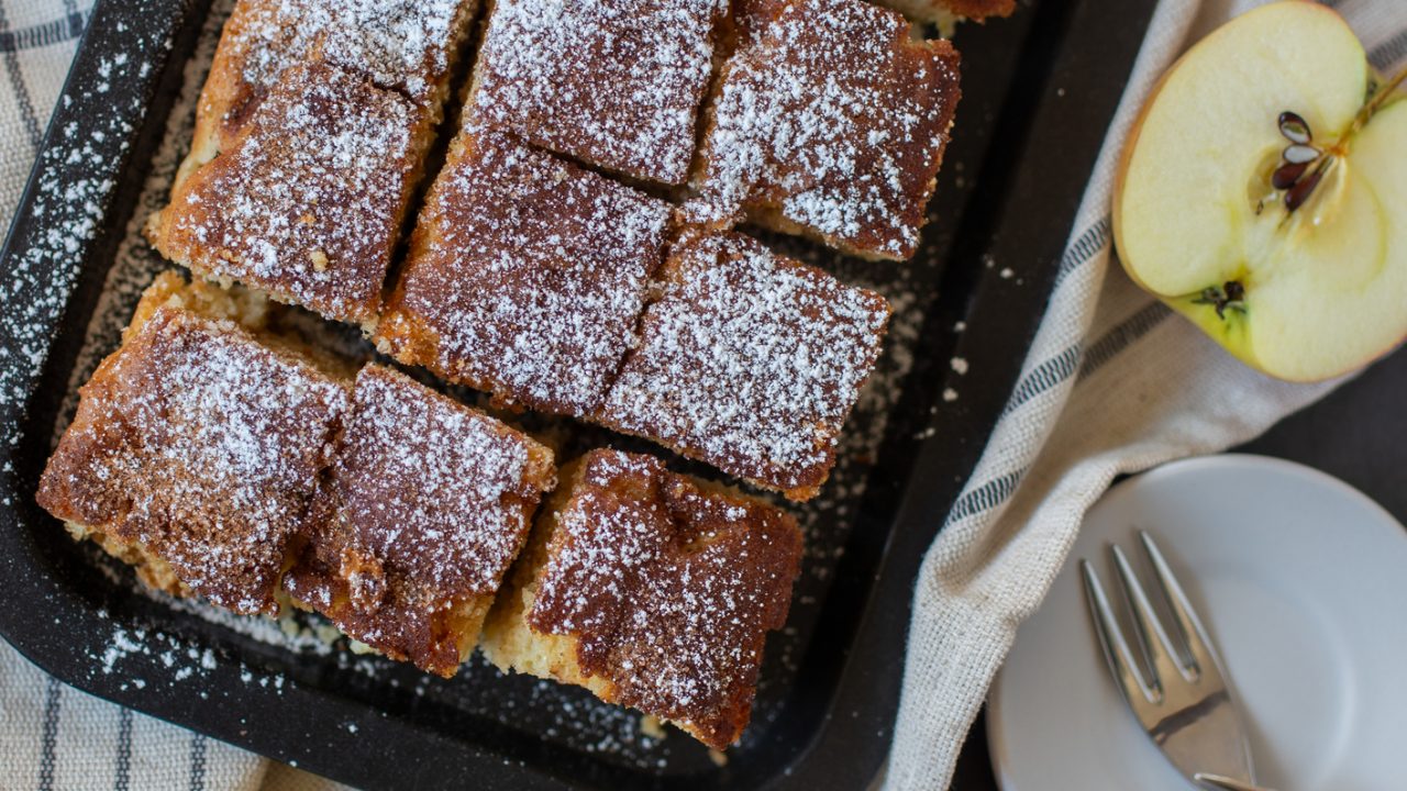 Apfel-Zimt Kuchen vom Blech: So wird er saftig, locker und wunderbar aromatisch