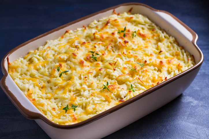 Frisch gebackener Shepherd’s Pie mit Kartoffelpüree und Kräutern in einer Auflaufform