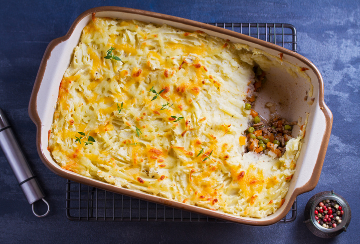 Angeschnittener Shepherd’s Pie mit Hackfleisch, Gemüse und goldbrauner Kartoffelkruste