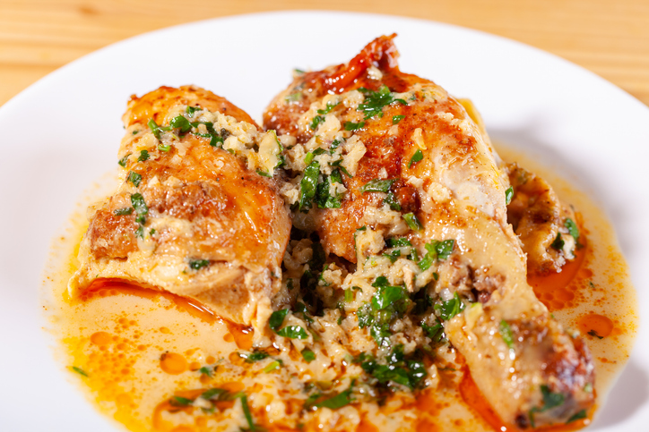 Nahaufnahme von Shkmeruli mit gebratenem Hähnchen und cremiger Soße