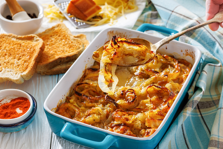 Tennessee-Zwiebelauflauf: Cremig, würzig und mit goldbrauner Käsekruste