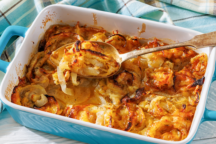 Nahaufnahme von Tennessee-Zwiebelauflauf mit gerösteten Zwiebeln und Käse