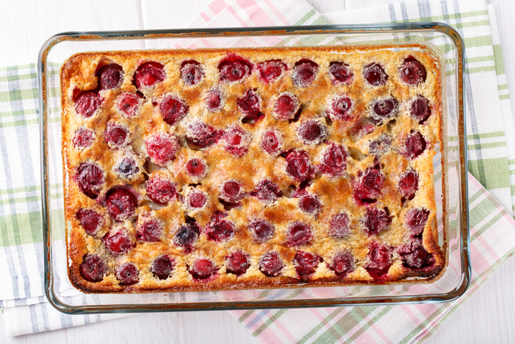 Kirschclafoutis mit zahlreichen roten Kirschen aus der Vogelperspektive