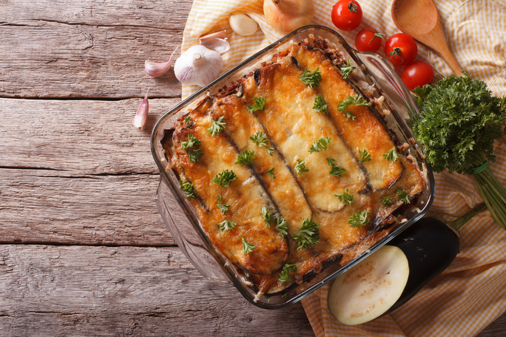 Moussaka mit Auberginen, Hackfleisch und goldbraun überbackener Käseschicht in einer rechteckigen Auflaufform