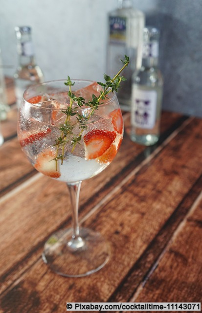 Sommerlicher Rosmarin-Erdbeer Gin Tonic