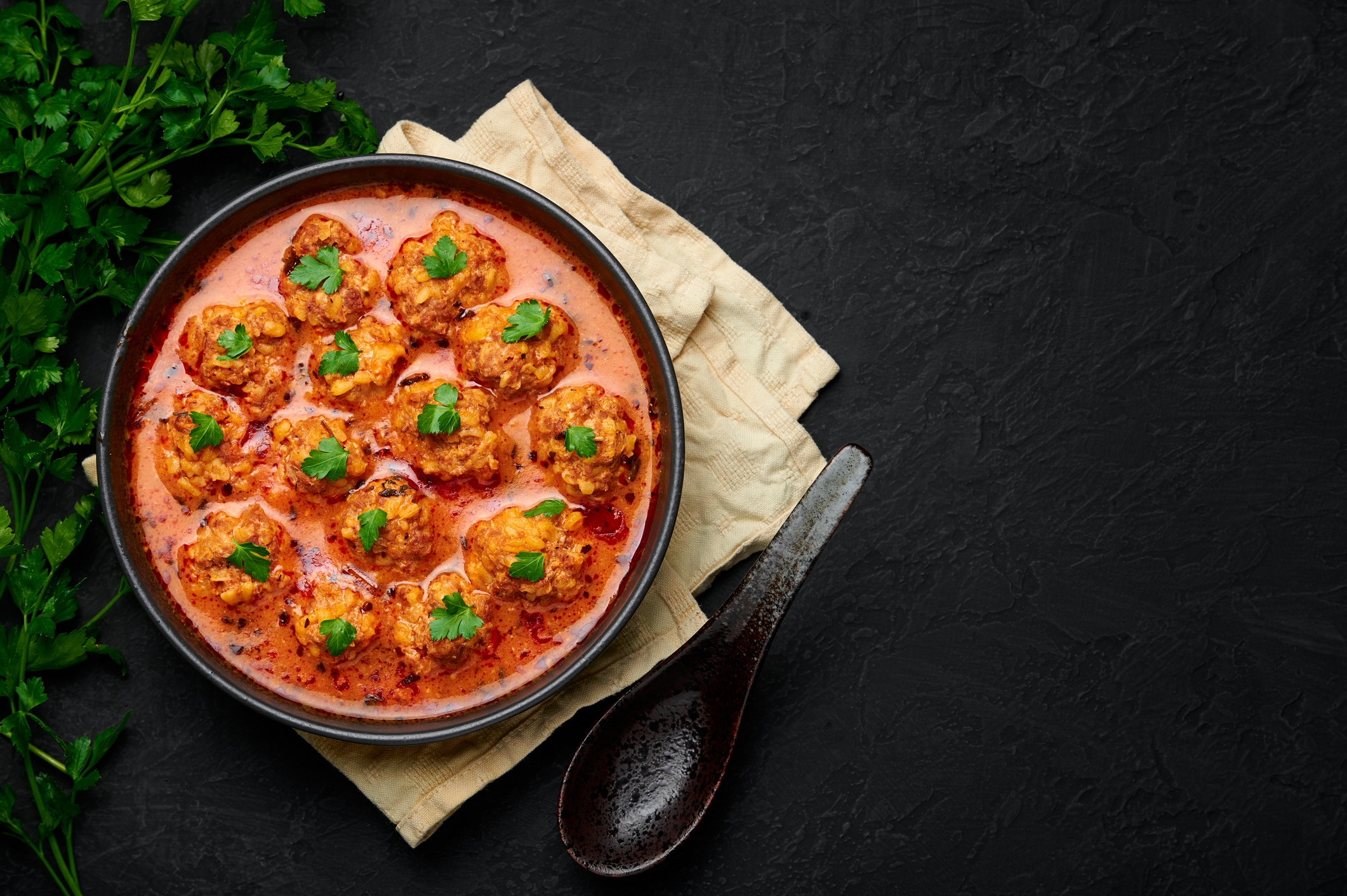 Sulu Köfte – Ein herzhaftes türkisches Gericht mit würzigen Fleischbällchen und aromatischer Tomatensauce