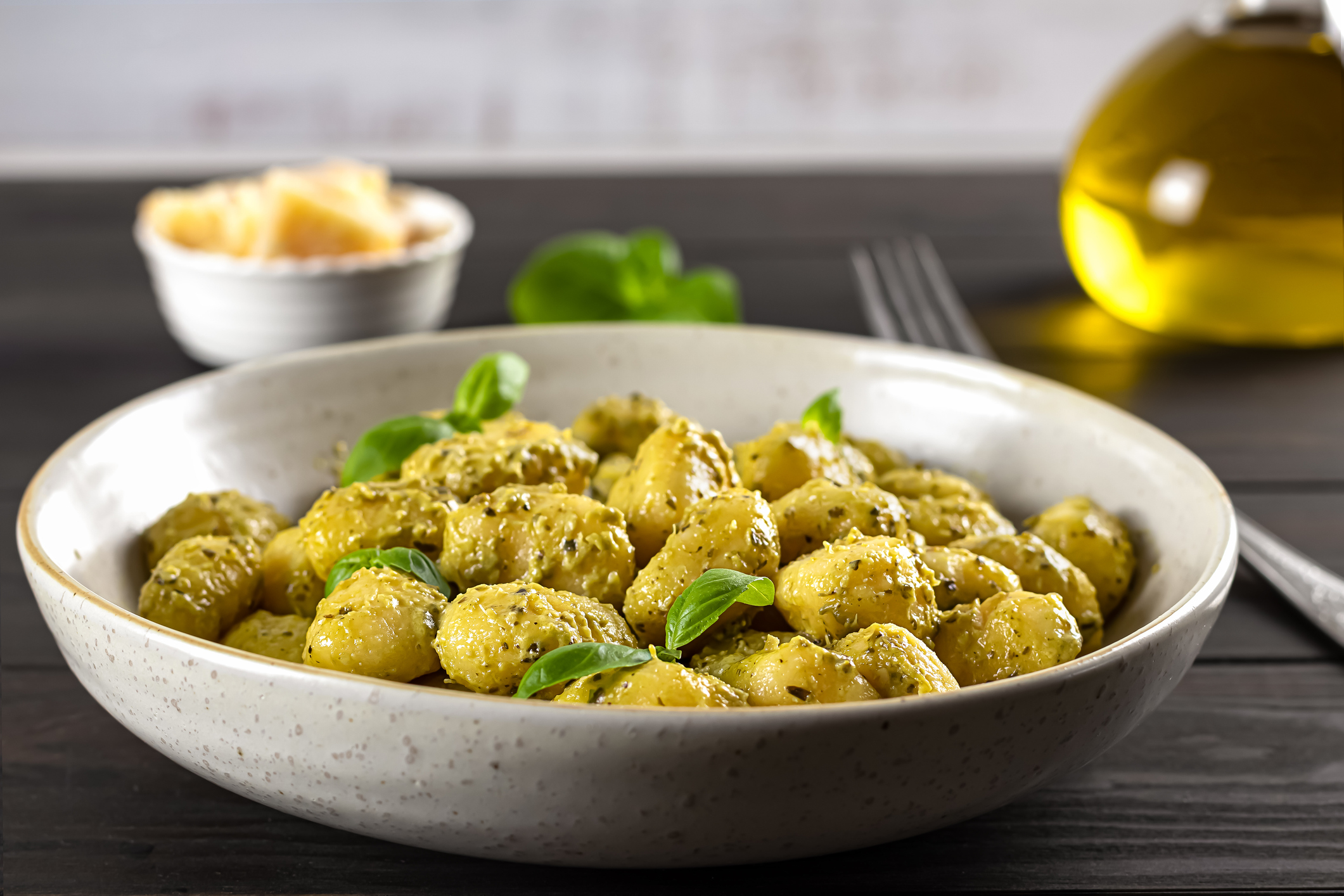Cremige Kartoffelgnocchi mit Pestosauce, frischem Basilikum und Parmesan – Ein himmlisches Gericht mit italienischem Flair
