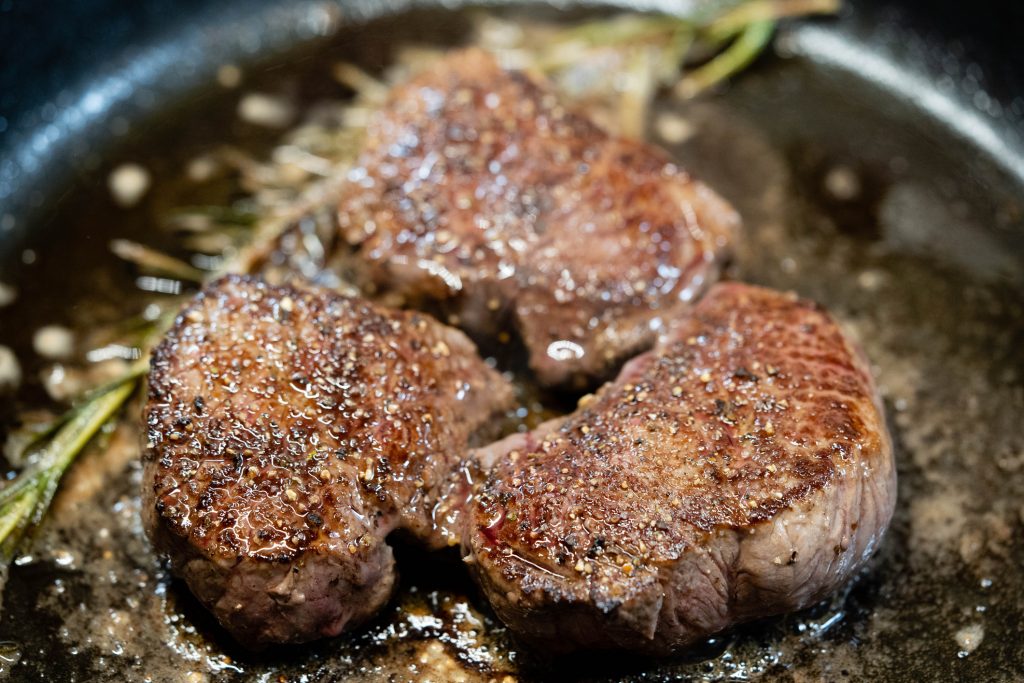 Filetsteak mit Kräutern und Gewürzen - Bildnachweis: Andreas Steidlinger – Stock-ID: 1433062003 – Lizenz erworben am: 05.06.2025