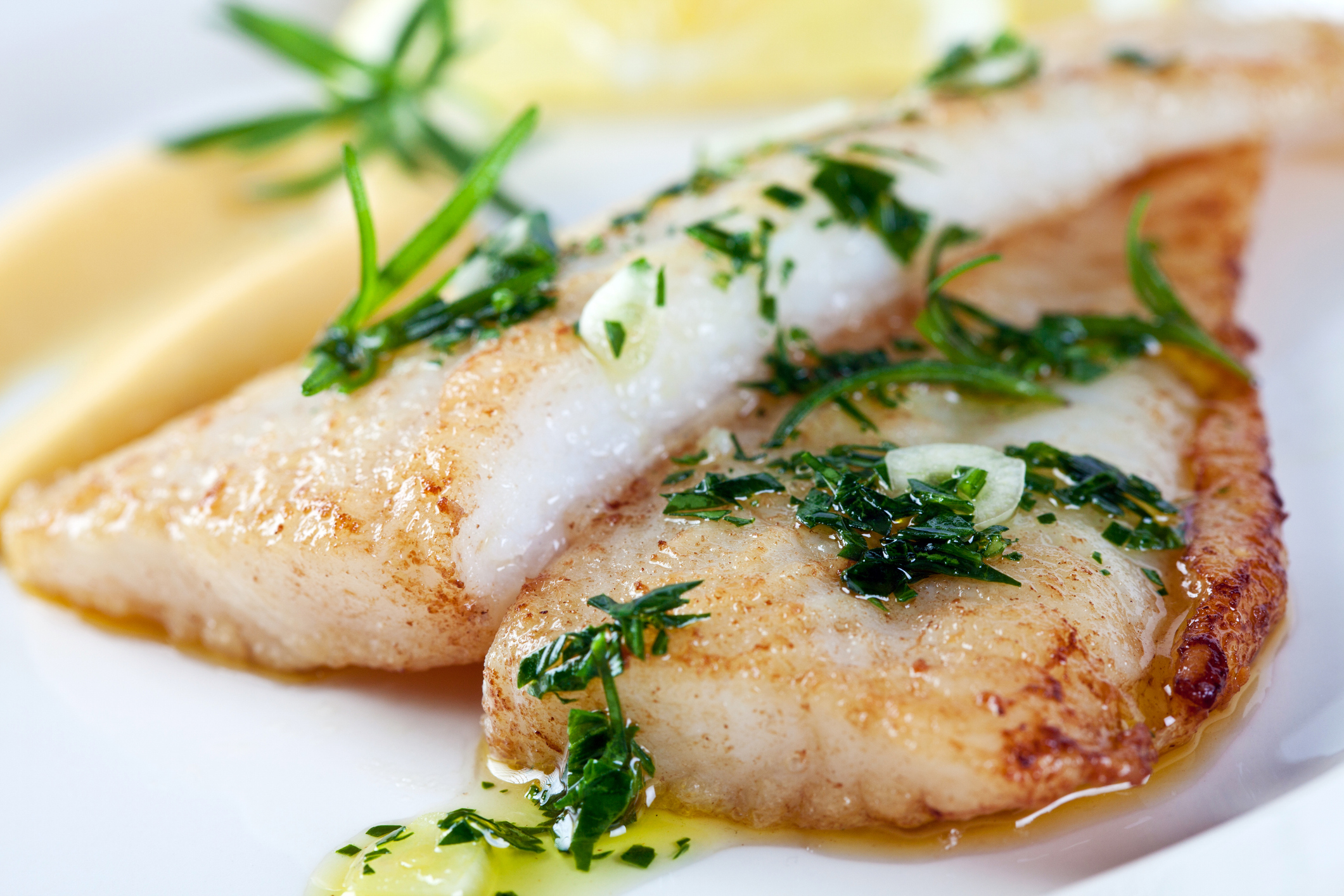 Weißfischfilet mit Petersilie, Knoblauch, Olivenöl und Zitronensauce – Ein leichtes, aromatisches Gericht