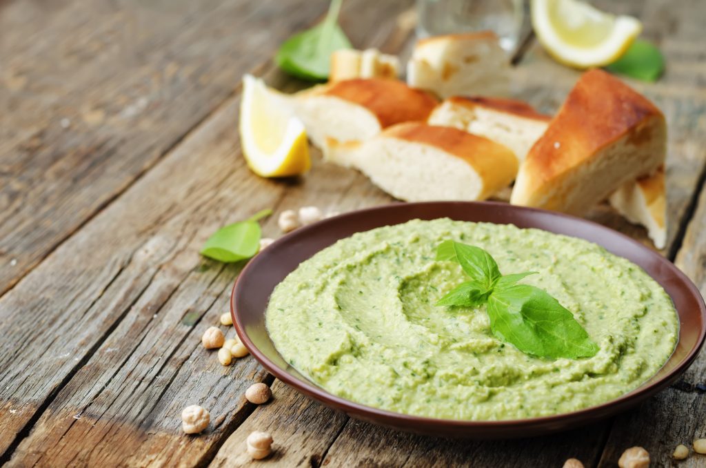 Basilikum Pesto Hummus - Bildnachweis: nata_vkusidey – Stock-ID: 477019722 – Lizenz erworben am: 06.06.2025