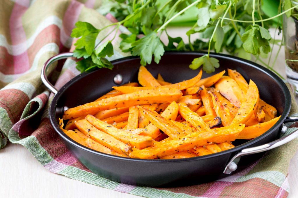 Süßkartoffelpommes - Bildnachweis: Maria_Lapina – Stock-ID: 502058407 – Lizenz erworben am: 05.06.2025