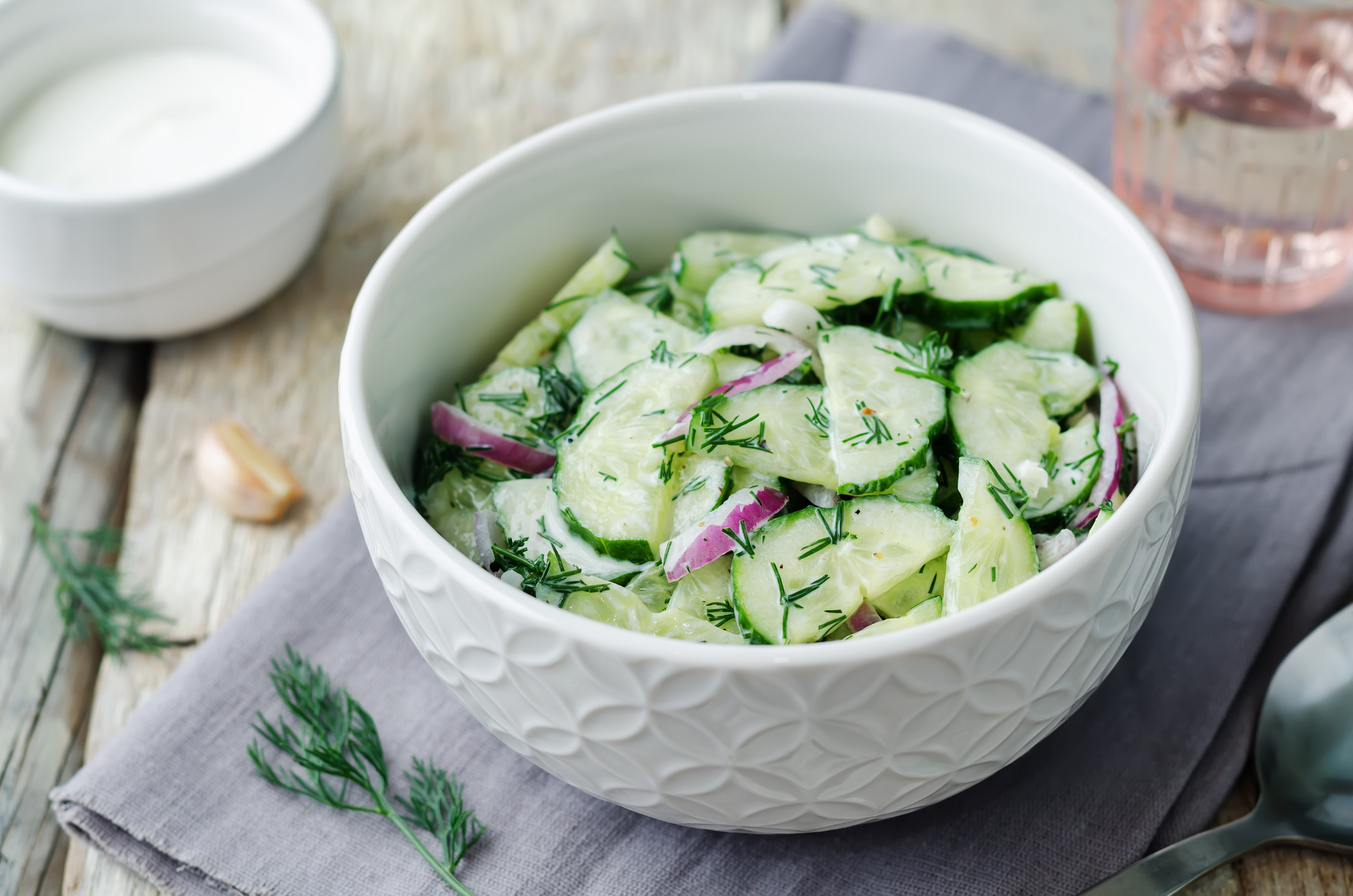 Frischer Gurkensalat mit griechischem Joghurt und Dill – Ein leichter, erfrischender Genuss