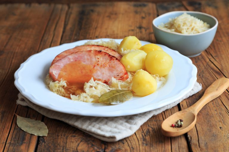 Kassler mit Sauerkraut und Kartoffeln – Deftiger Klassiker aus ... Kassler mit Sauerkraut und Kartoffeln – Deftiger Klassiker aus ...