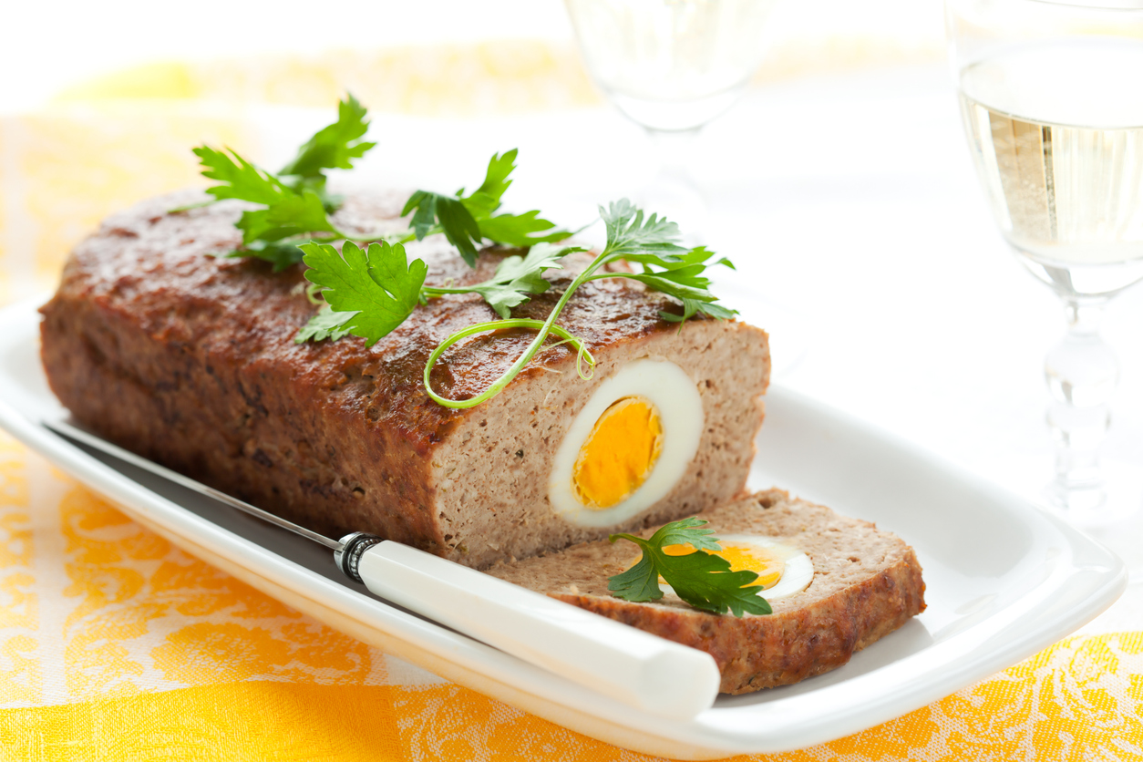 Klassischer Hackbraten mit versteckten Eiern – würzig, zart und schön in Scheiben zu schneiden