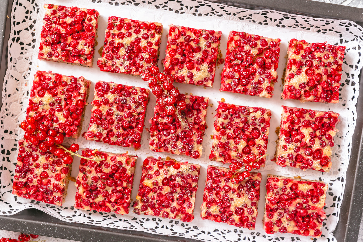 Johannisbeer-Blechkuchen mit Mohn – saftig mit leuchtend roter Fruchtschicht