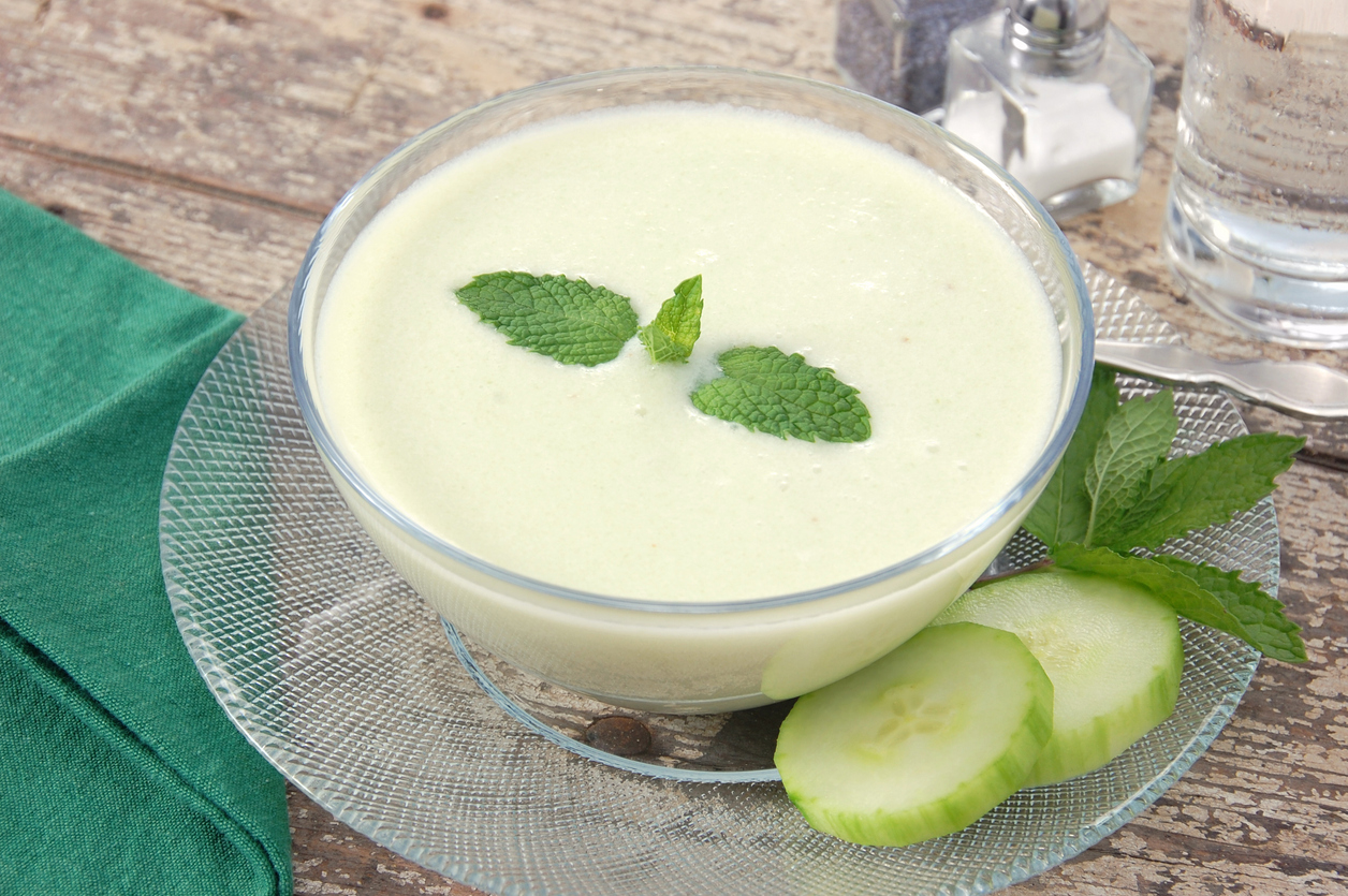 Erfrischende Joghurtsuppe mit Gurke, Zitrone, Dill & Minze