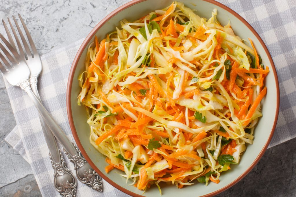 Nahaufnahme einer Schüssel Weißkohl-Karottensalat