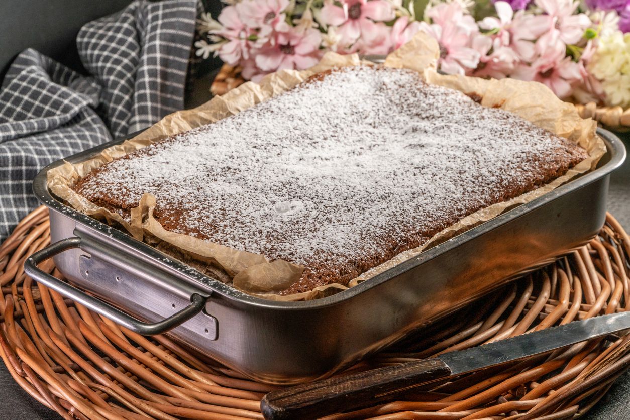 Schokoladenkuchen vom Blech – saftig, locker & mit feiner Puderzuckerdecke