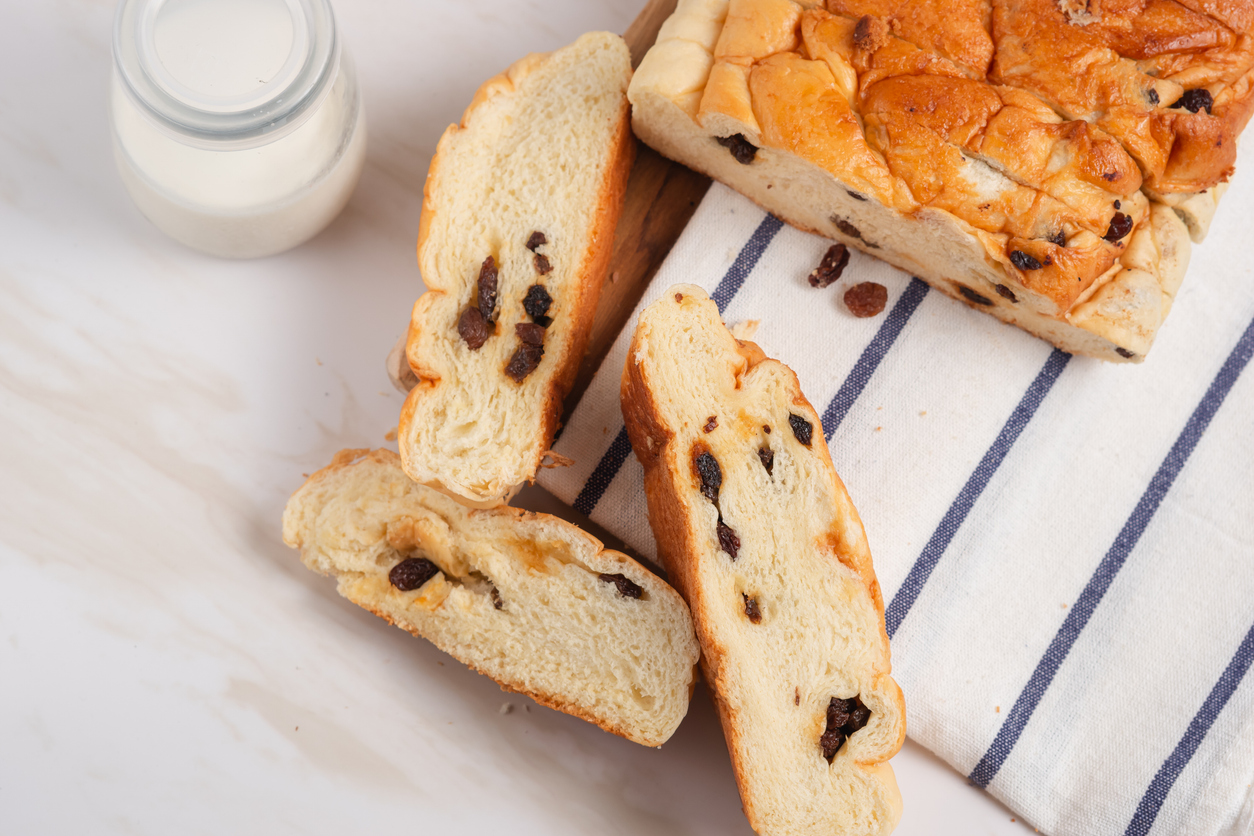 Klassisches Rosinenbrot – zarter Hefeteig mit Milch, Butter und saftigen Rosinen