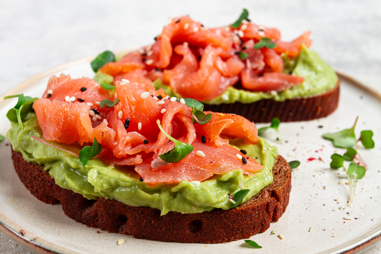 Röstbrot mit Räucherlachs und Avocadocreme – knusprig, frisch und in wenigen Minuten fertig