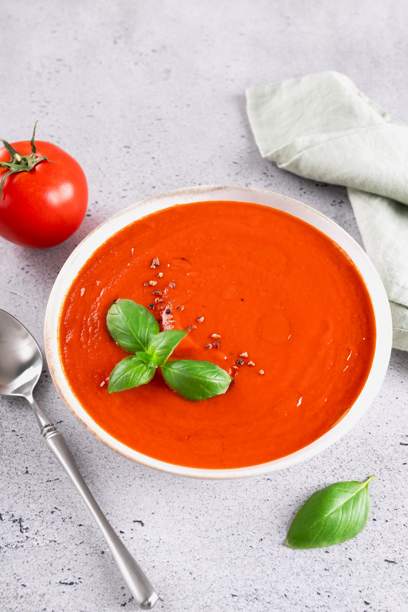 Klassische Tomatensuppe – leuchtend rot, cremig glatt und mit Basilikum veredelt