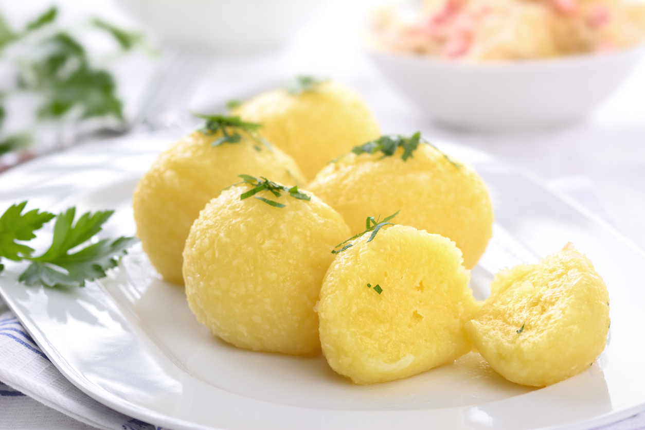 Klassische Kartoffelklöße aus gekochten Kartoffeln – zart, rund und wunderbar saucenfreundlich