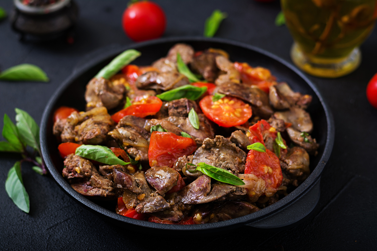 Armenische Hühnerleber mit Zwiebeln und Tomaten aus der Pfanne
