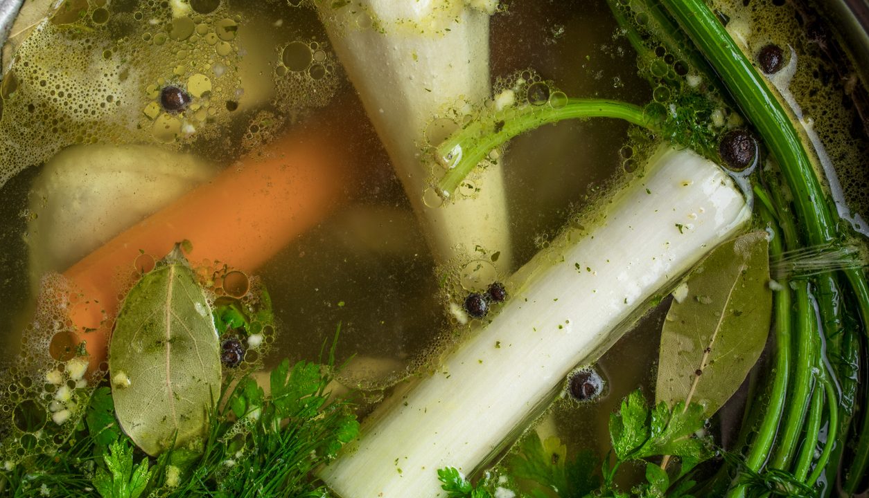 Hühnerbrühe wie früher bei Oma – mit frischem Gemüse und wenigen Zutaten