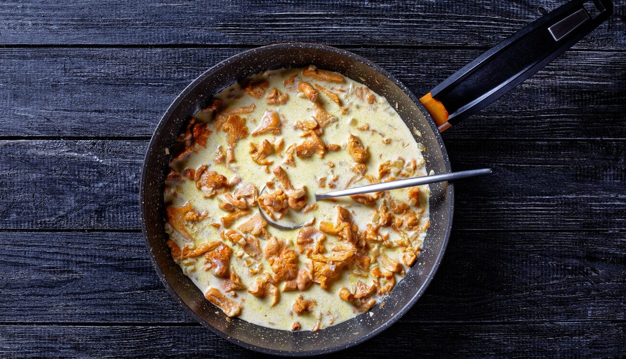 Pfifferlingssauce mit Zwiebeln und Kräutern – ein Klassiker, der zu vielen Gerichten passt