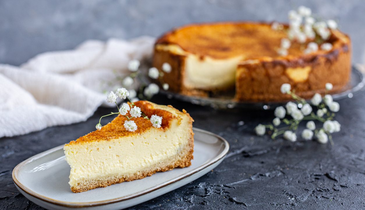 Cremiger Käsekuchen wie vom Konditor – mit diesem Rezept wird er wunderbar zart