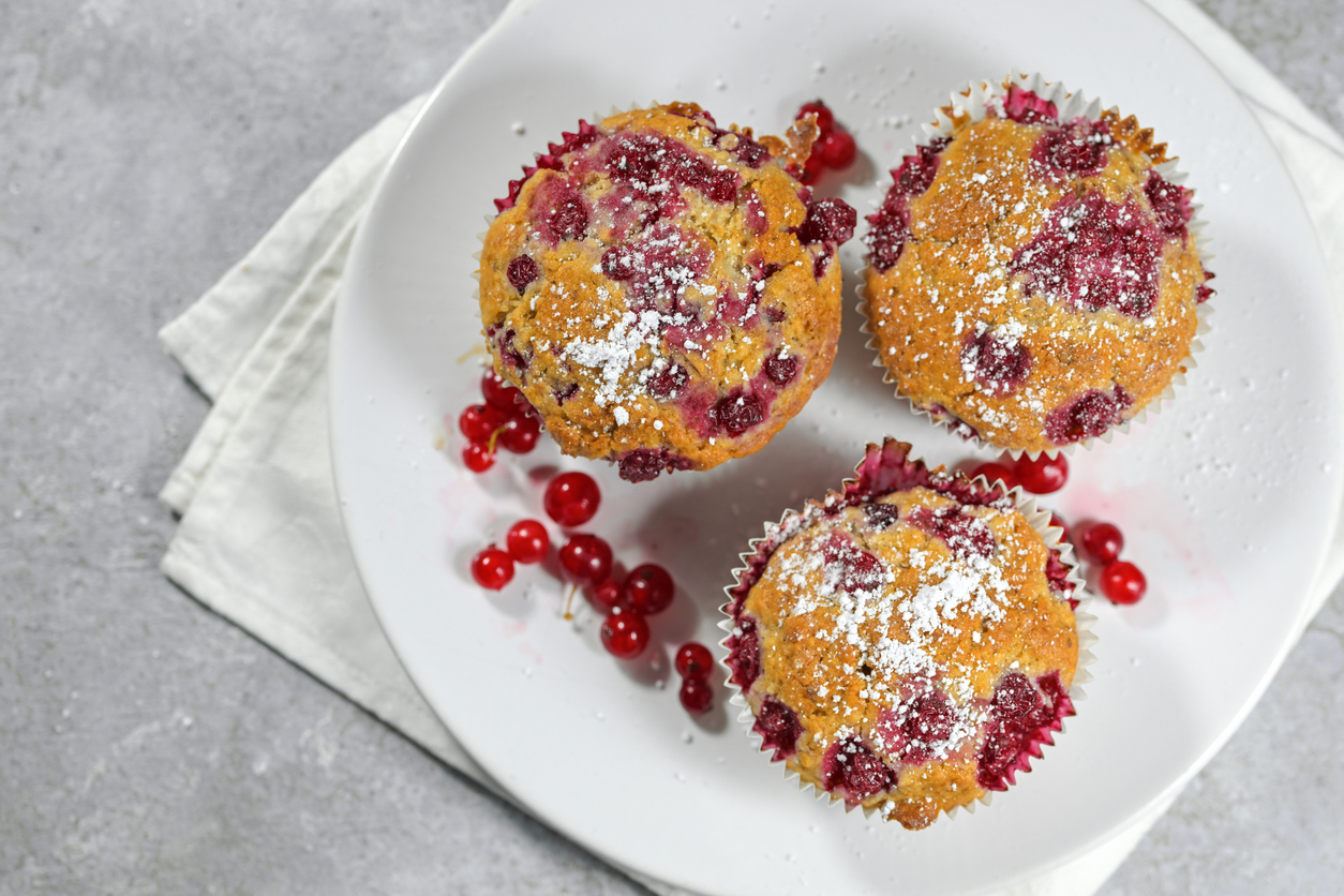 Johannisbeer-Muffins – saftig, fruchtig-säuerlich & schnell gebacken