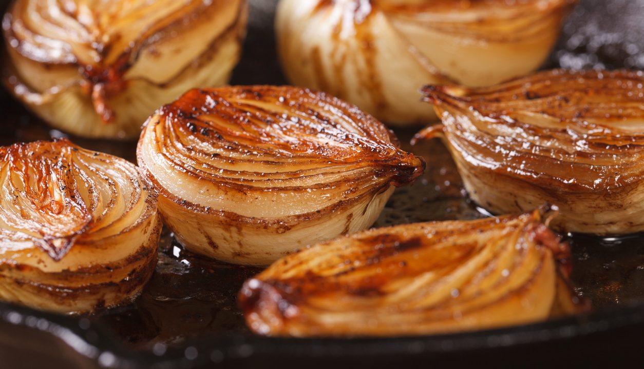 Balsamico-Zwiebeln aus dem Ofen – außen goldbraun, innen herrlich weich