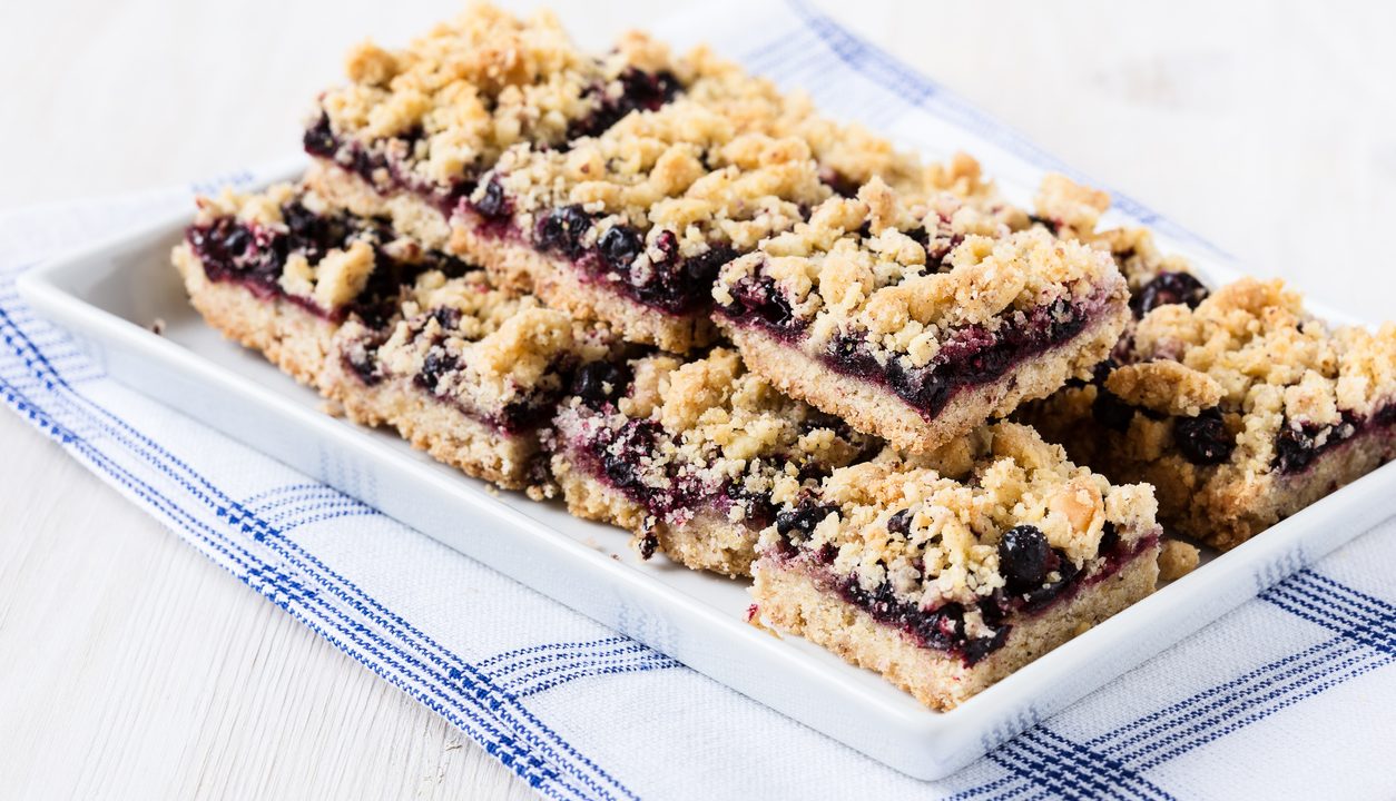 Schwarzer Johannisbeer-Hefekuchen: Mit diesem Rezept wird der Teig herrlich locker