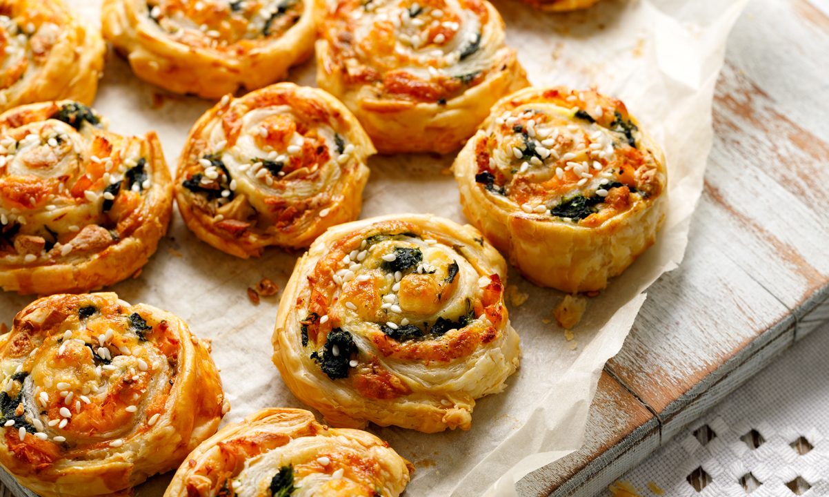Blätterteig-Pinwheels mit Lachs: So einfach gelingen herzhafte Schnecken mit Wow-Effekt