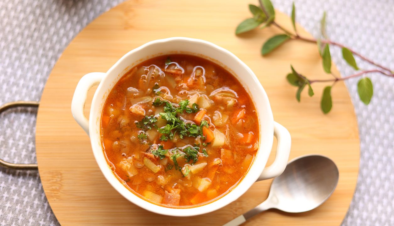Linsensuppe mit Gemüse: Einfach gekocht und voller aromatischer Zutaten