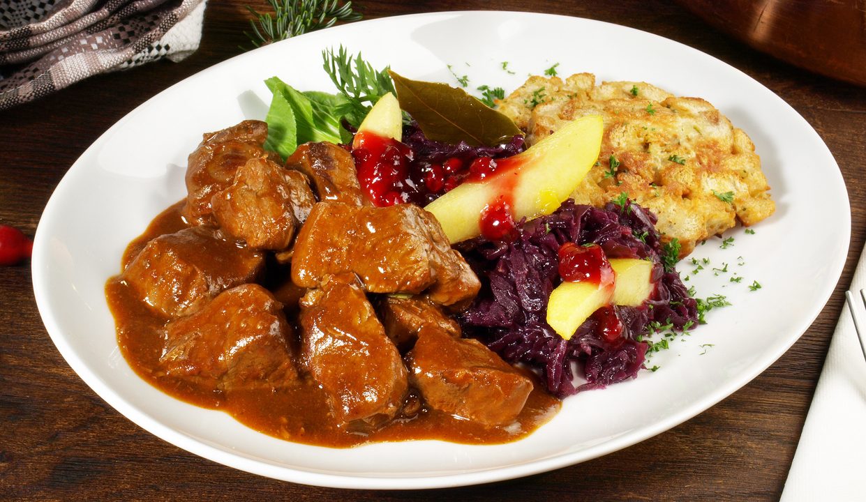 Zartes Hirschragout mit Apfel-Rotkohl: So wird das Wildfleisch besonders weich und saftig