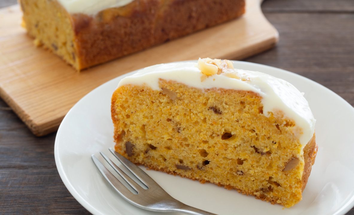Saftiger Karottenkuchen mit Frischkäseglasur
