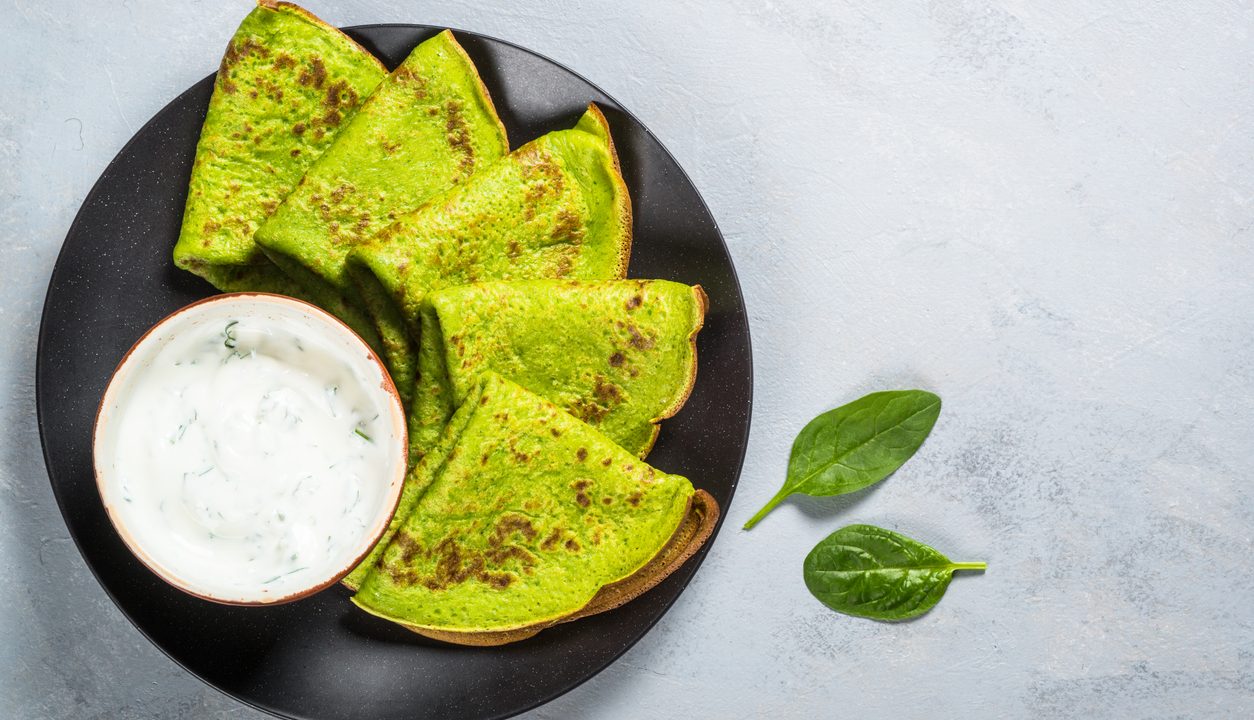 Spinat-Pfannkuchen mit Kräuter-Joghurt-Dip