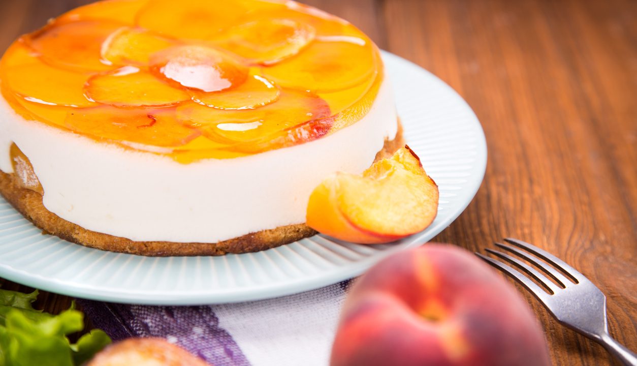 Pfirsich-Sahnetorte – Cremig, frisch und genau das richtige für deine Kaffeetafel