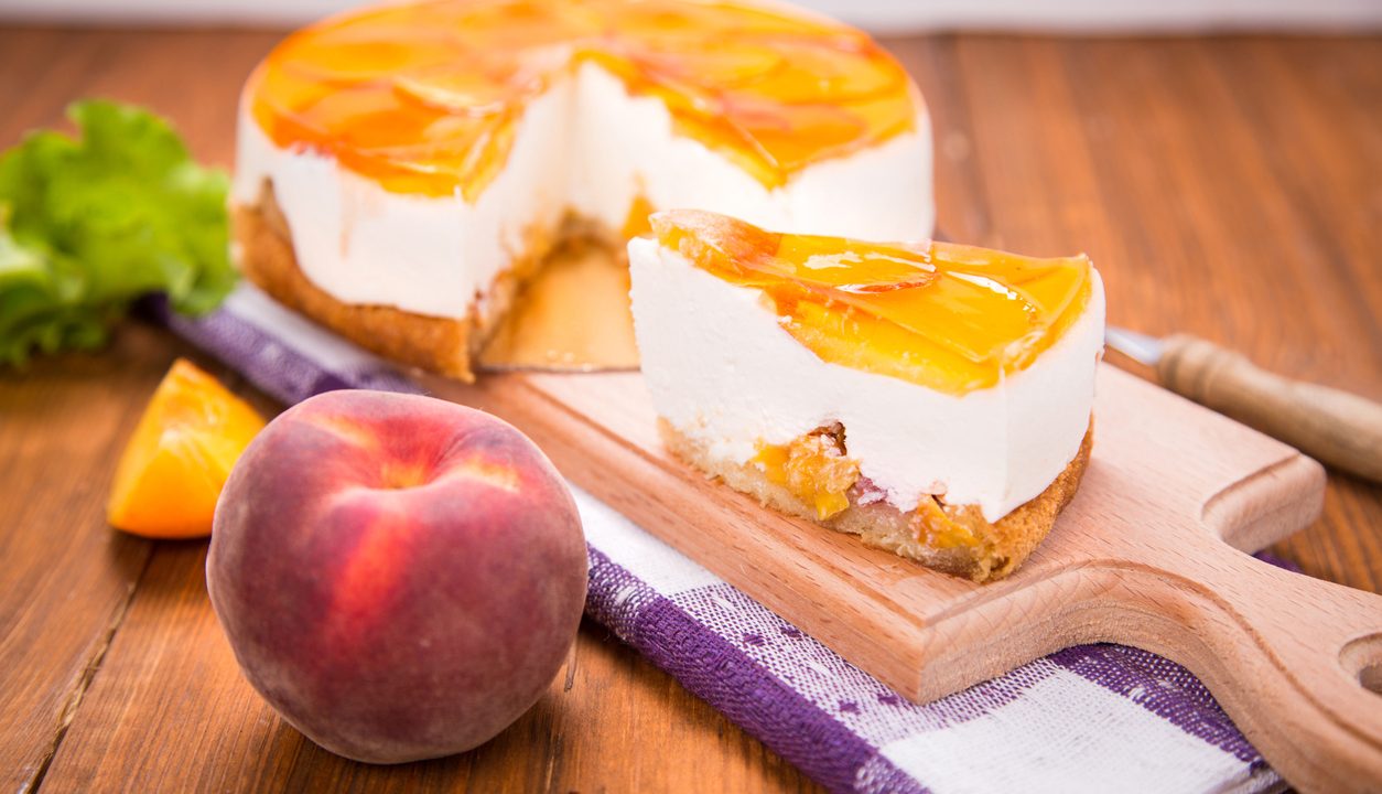 Pfirsich-Sahnetorte: So gelingt der saftige Klassiker mit feiner Sahnecreme