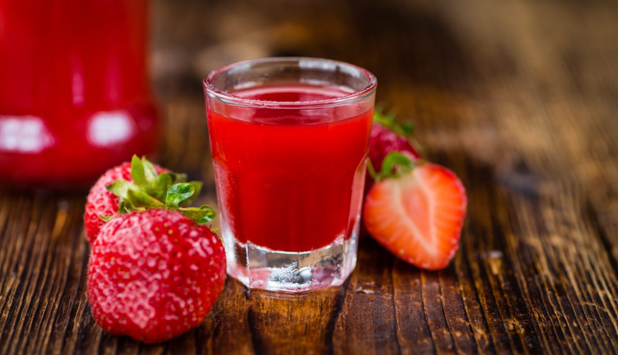 Selbstgemachter Erdbeerlikör – einfaches und leckeres Rezept