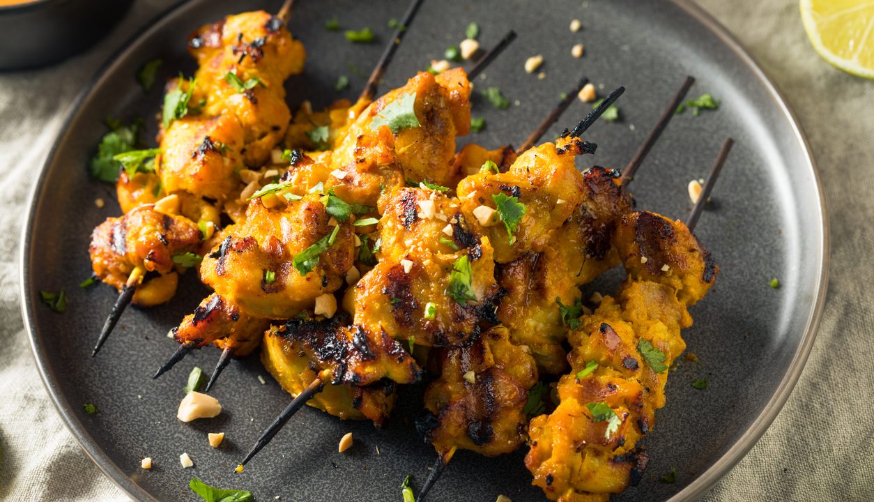 Chicken Satay Spieße mit Erdnusssoße: Zartes Hähnchen trifft auf cremige Nusswürze