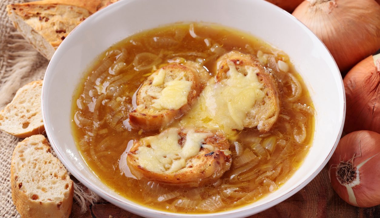 Französische Zwiebelsuppe: So gelingt der Klassiker mit Käse und geröstetem Brot