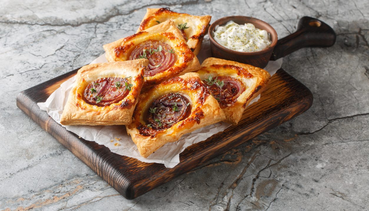 Blätterteigtaschen mit karamellisierter Zwiebel