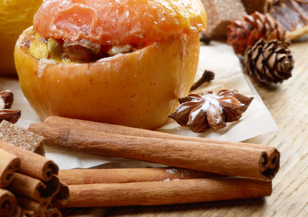 Klassischer Bratapfel mit Vanillesoße