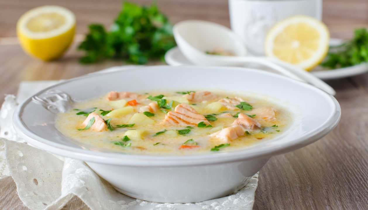 Lachs-Sahnesuppe mit Kartoffeln und Kräutern