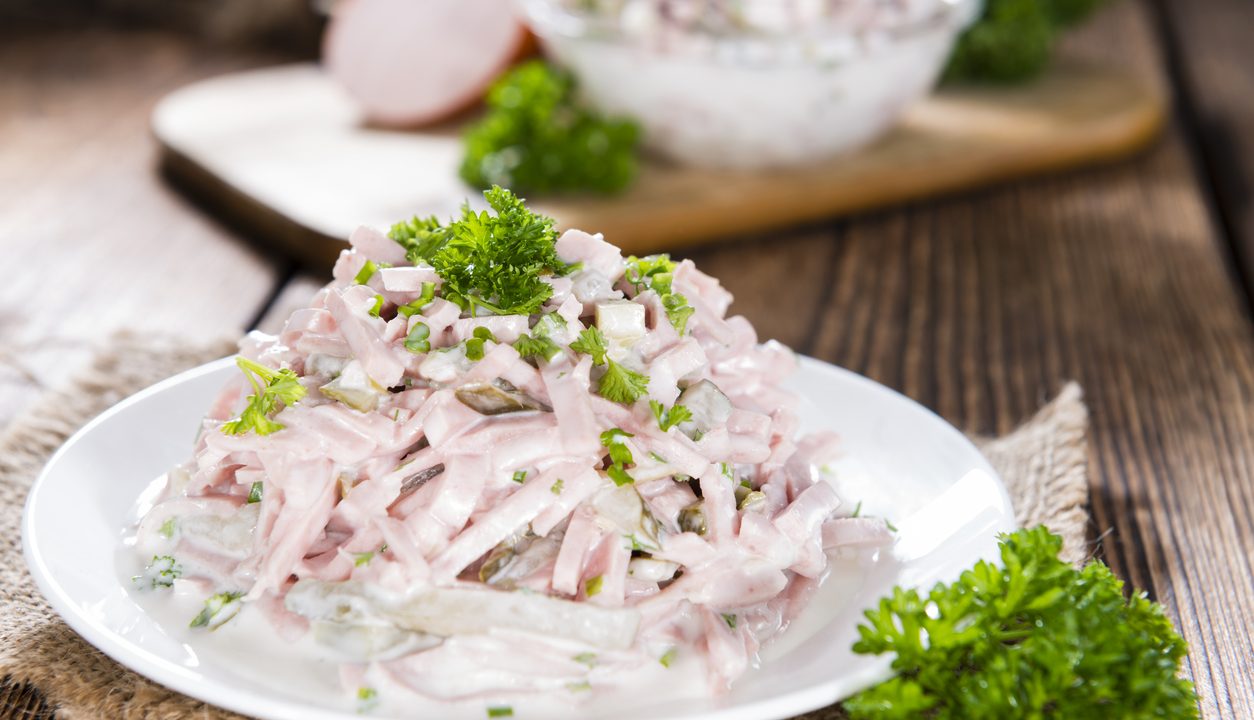 Fleischsalat: Warum dieser Klassiker aus Wurst, Gurken und Creme so beliebt ist